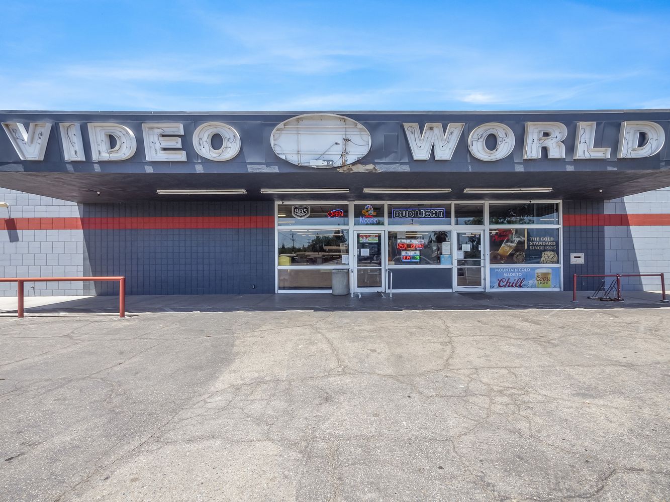 Highly Established Turn Key Pizza Planet-Video World in Selma, CA: 1900 Floral Ave, Selma, CA 93662